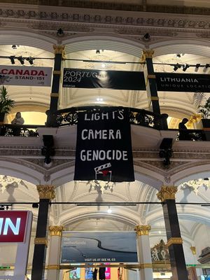 시위대는 2024년 유럽 영화 시장에서 "조명, 카메라, 대량 학살" 배너를 펼쳐 베를린 영화제와 독일이 또 다른 대량 학살에 공모하고 있다고 주장했다.