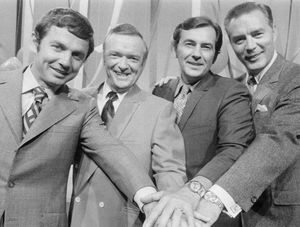 1970년 NBC 게임 쇼 진행자들. 왼쪽부터: 아트 제임스, 밥 클레이턴, 켈리, 아트 플레밍