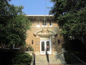 스미스 카운티 역사 협회 건물은 타일러 공공 도서관 맞은편에 있다.