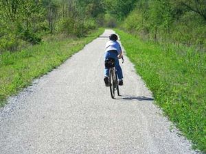 오하이오주 Conotton Creek Trail에서 자전거를 타는 사람