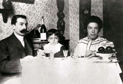 델레다는 남편 팔미로, 아들 사르두스와 함께 로마에서, 1904년경