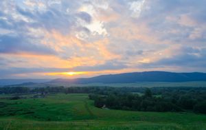 지간 강 위의 일출
