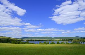 우라즈바예보 마을 근처 호수