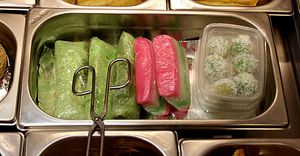 네덜란드 암스테르담의 인도인 Toko에서 판매되는 인도네시아 kue (다다르 굴룽, 쿠에 라피스, 클레폰 포함)