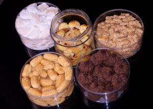 르바란과 나탈(크리스마스) 휴일에 인기 있는 다양한 쿠에 크링(kue kering). 위에서 왼쪽부터 시계 방향으로: 푸트리 살주, 나스타르, 쿠에 카창 사빗, 카스탕겔스(치즈 쿠키), 스므프릿 초콜릿(초코칩)