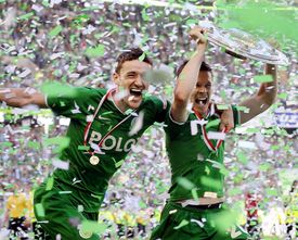 2008-09 시즌 VfL 볼프스부르크의 분데스리가 우승 당시 팀 동료 크리스티안 겐트너와 함께.