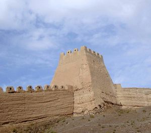 이 구역은 복원 공사가 이루어지지 않은 모서리 망루