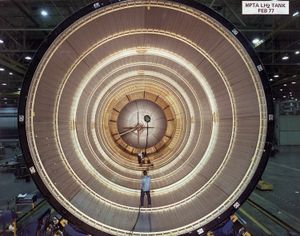 NASA 로켓 공장에서 조립 중인 액체 수소 탱크 내부 (사람 크기로 규모를 짐작할 수 있다)