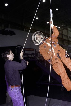 스카이 지니 출구 장치로 훈련하는 모습