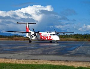 프린스루퍼트 공항에 착륙하는 에어 캐나다 익스프레스 항공기 (드 해빌랜드 캐나다 DHC-8)