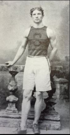 시라큐스 대학교 육상 유니폼을 입은 프린스타인