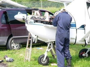 Cessna 172의 현장 유지보수를 위해 도구와 부품을 운반하는 밴