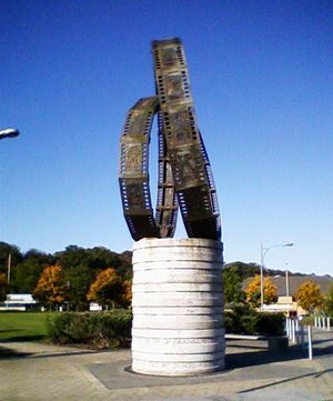 더들리 쇼케이스 시네마 외부의 제임스 웨일을 위한 조각품