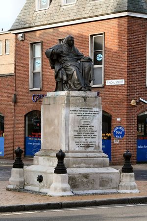 첼름스퍼드 틴달 광장에 있는 니컬러스 코닝햄 틴달 경의 동상