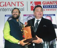 2016년 뉴델리에서 Prakash Javadekar에게 표창을 받는 카푸르.