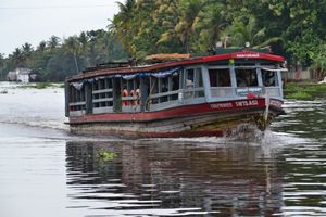 케랄라(인도)의 후미진 물길 내 장거리 수송을 위해 케랄라 주 교통국이 조직한 공공 수상 교통