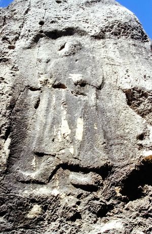 세이한 강 서쪽 강둑, 시르켈리](Sirkeli Höyük)] 마을 근처에 있는 히타이트 록 릴리프