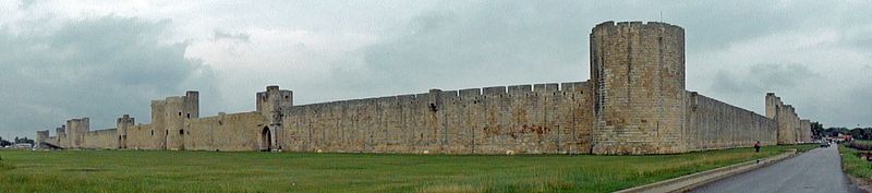 해안에서 남동쪽에서 본 성벽의 파노라마 뷰