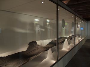 풀 항구 준설 작업 중 발견된 2,000년 된 통나무배인 풀 통나무배