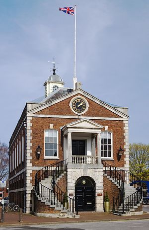 풀 길드홀(Poole Guildhall): 1761년에 건축되어 1932년까지 법원과 자치구 의회의 회의 장소로 사용됨