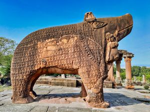 야주르베다는 멧돼지가 원시의 물에서 지구를 들어 올리는 바라하 신화를 소개한다. 에란에 있는 6세기의 거대한 바라하는 초기 형태의 완전한 동물 형상 아이콘 중 하나로, 부미가 멧돼지의 엄니에 매달려 있다.