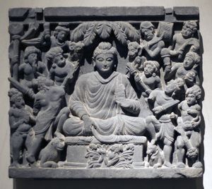 부처의 자리에 있는 땅에서 솟아나온 프리티비를 묘사한 3세기 간다라 조각상