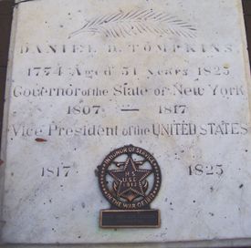 톰킨스의 유해가 안치된 금고의 덮개