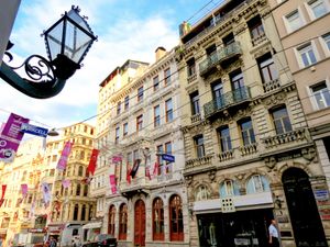 갈라타사라이 고등학교 입구에서 바라본 이스티클랄 거리