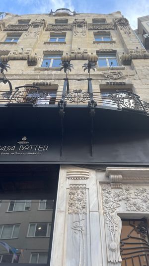 이스티클랄 거리의 카사 보터, 라이몬도 다론코가 설계