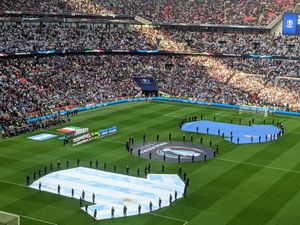 경기에 앞서 양 팀 유니폼을 거대하게 형상화한 경기장