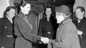 1949년, 스웨덴 걸스카우트 연맹 회장이 된 베르나도테. 걸스카우트 유니폼을 입은 베르나도트가 핀란드 주재 스웨덴 대사의 부인을 맞이하고 있다. 헬싱키, 1949년.