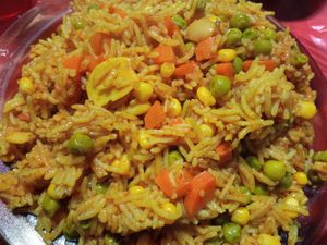 쌀, 채소, 향신료를 곁들인 팔레스타인 캅사. 구운 닭고기와 함께 제공된다.