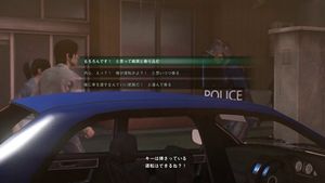 켄과 유키가 기동대 장교와 대화하는 장면. 장교는 파란색 세단을 이용해 탈출하라고 권하고, 플레이어는 선택을 해야 한다.
