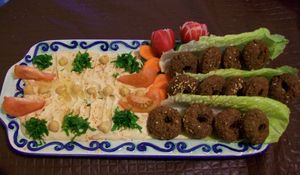 시리아식 아침 식사로 제공되는 팔라펠과 후무스