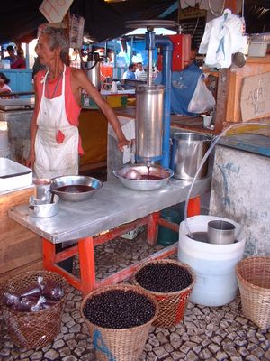 벨렘의 베르오페소 시장 옆 아사이 판매 노점상