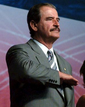 빈센테 폭스 전 멕시코 대통령이 시민 경례를 하는 모습