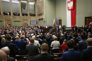 폴란드 국회 회의실 내 폴란드 국기의 수직 정렬 예시