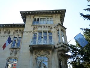 유럽기가 프랑스 기와 함께 유럽 평의회 내 기관인 유럽 시청각 기구의 본부인 빌라 슈첸베르거에 게양되어 있다(2011년 사진)