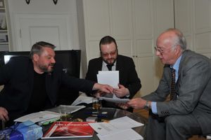 안톤 바코프와 카를 에미히가 제국 옥좌 설립 문건에 서명하고 있다