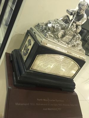 1937년 와지리스탄 작전에 참여한 영국 장교들이 선물한 기념품으로, 영국령 인도군에 대한 매복 작전을 벌이는 부족 사격수를 묘사하고 있다.