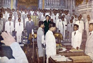 시리낏 왕비는 1956년 9월 20일 남편인 푸미폰 아둔야뎃 국왕에 의해 섭정으로 임명되었을 때 국회의사당에서 소집된 아난다 사마콤 궁전에서 취임 선서를 했다.