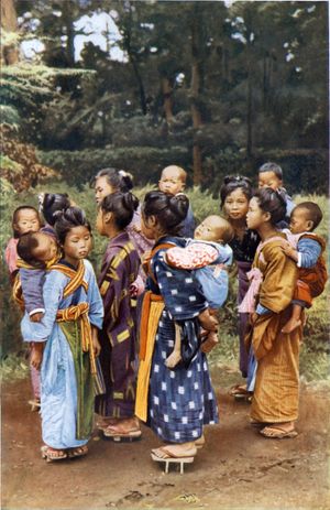 1920년대 일본의 일부 소녀들은 친구들과 놀면서 어린 동생들을 정기적으로 돌봤다. 이러한 행동이 부적응적인 부모화로 이어지는지는 얼마나 많은 일을 했는지, 어떤 종류의 지원(예: 문제가 생길 경우 도움을 줄 수 있는 근처의 성인)을 받았는지와 같은 요인에 따라 달라진다.