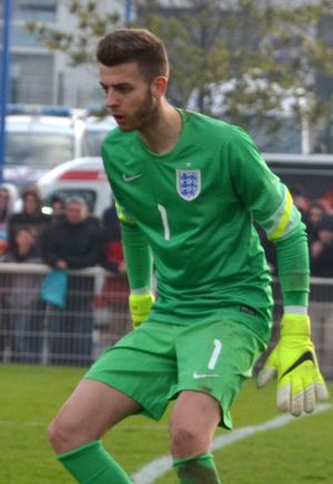 건이 2015년 잉글랜드 U-19 팀에서 뛰는 모습