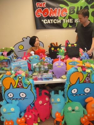 2012년 프리 코믹 북 데이(Free Comic Book Day)에 참석한 어글리돌의 제작자 김선민과 데이비드 호바스