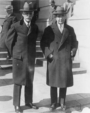 멜론(왼쪽)과 그의 후임 재무부 장관 오그던 L. 밀스