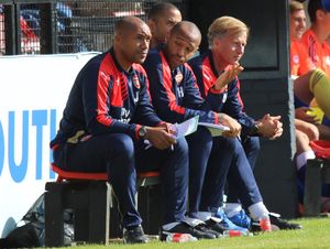 용커는 2015년 아스날에서 동료 코치 티에리 앙리, 제이슨 브라운과 함께했다.