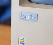 DynaMac에서는 배지도 독자적인 것으로 변경되었다. 전면의 DynaMac 배지.