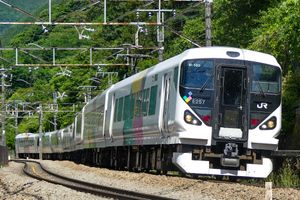 카이지 열차로 운행 중인 9량 편성으로, KuHa E257-100 선두차량에 연결통로가 설치되어 있다.