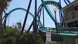 리들러의 복수는 6번의 인버전을 특징으로 하는 스탠드업 롤러코스터이다.