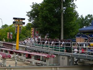 "크리스마스 트리"가 있는 탑 스릴 드래그스터의 발사 구역